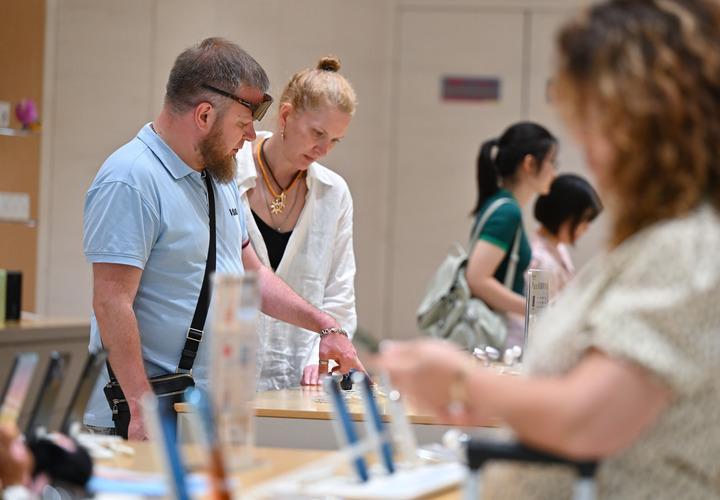 Foreign customers shop at the Sanya International Duty Free Shopping Complex in Sanya, south China's Hainan Province, June 13, 2026. (Xinhua/Guo Cheng)