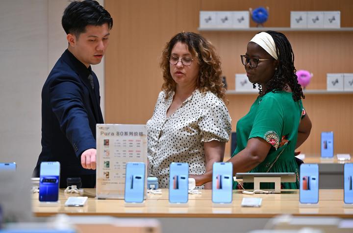 Foreign customers shop at the Sanya International Duty Free Shopping Complex in Sanya, south China's Hainan Province, June 13, 2026. (Xinhua/Guo Cheng)